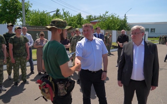 Александр Шуваев познакомился с воспитанниками лагеря "Армата"