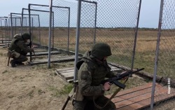 Молодое пополнение ВВО на практике: стрельбы из АК-74М на амурском полигоне