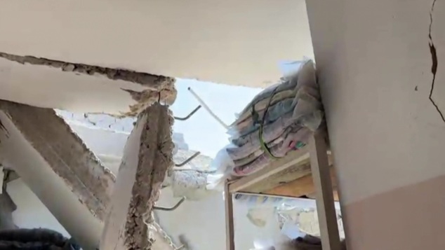 ИС "Вести" показала кадры из общежития в Старобельске после атаки ВСУ