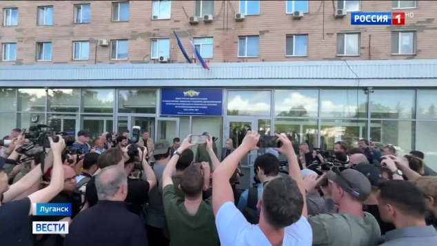 Иностранные репортёры освещают последствия атаки в Луганске: помощь пострадавшим студентам