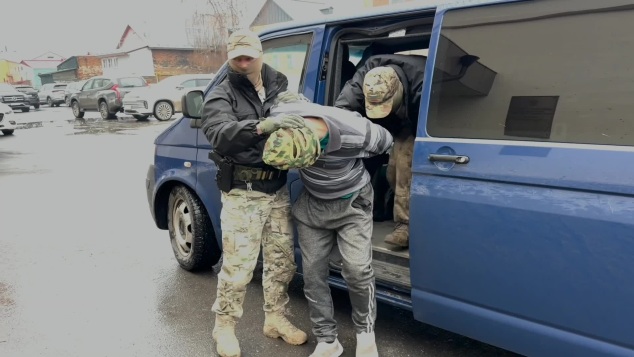 ФСБ показала видео задержания подозреваемого в работе на ГУР МО Украины
