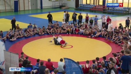 Олимпийский чемпион Роман Власов провел тренировку для тамбовских борцов
