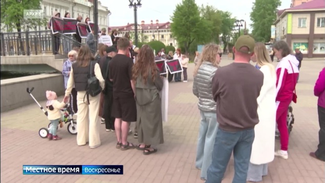 Десятки людей с плакатами вышли на митинга пострадавших в сфере индивидуального жилищного строительства