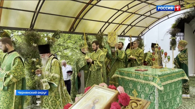 Православные христиане отмечают День Святой Троицы