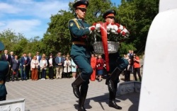 Дань уважения предкам: цветы к памятнику казакам-первопоселенцам возложили в областной столице