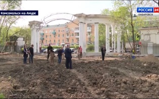 «Чётко отслеживаем график»: мэр Комсомольска проверил ход благоустройства парка «Строитель»