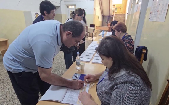 Борьба за власть при высокой явке: выборы в Армении проходят на фоне массовых задержаний оппозиции