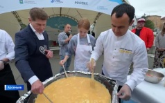 Губернатор Приморья накормил «вкусняшками» гостей фестиваля молока