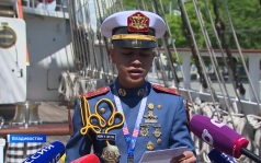 Яркое шоу показали курсанты учебного парусного судна ВМС Индонезии во Владивостоке