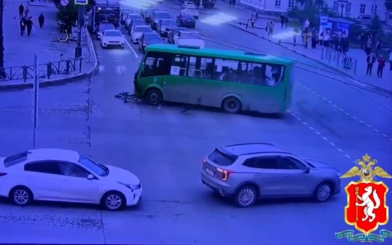 Момент смертельного ДТП с автобусом в Екатеринбурге попал на видео