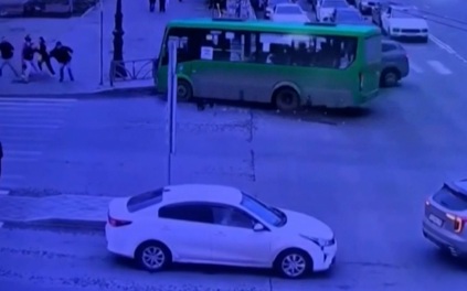 Число пострадавших в ДТП с автобусом в центре Екатеринбурга увеличилось до шести