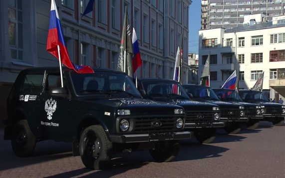 Минтранс и Народный Фронт передали бойцам 19 внедорожников