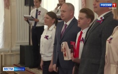 Максим Косенков вручил паспорта талантливым школьникам