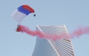 Экстремал совершил уникальный прыжок с парашютом в деловом центре Москва-Сити