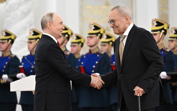 Владимир Путин вручил государственные премии и золотые медали Героев Труда в Кремле