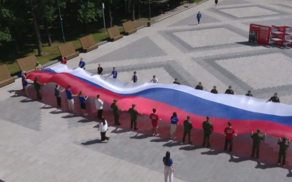 В День России в Белгороде развернули 30-метровый триколор