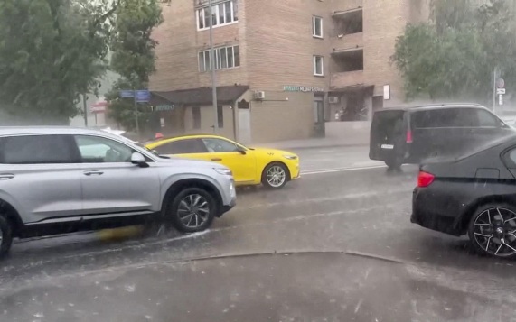 Ливни, град и штормовой ветер обрушились на несколько регионов России