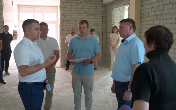 В Старом Осколе проводят реконструкцию школы №2 и ДК "Комсомолец"