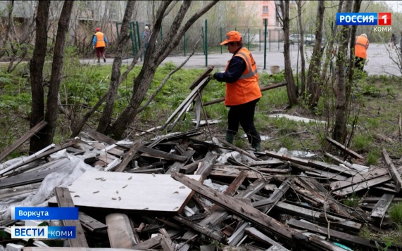 В Воркуте полным ходом идет традиционная весенняя саночистка