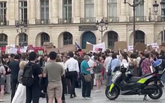 Убийство 11-летней девочки спровоцировало массовые протесты в Париже