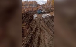 Жители посёлка Октябрьский вновь остались без транспортной доступности из-за разбитой трассы