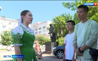 Китайские победители конкурса "Я тоже люблю Пушкина" возложили цветы к памятнику поэта в Хабаровске