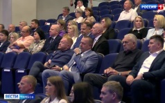 Евгений Первышов вручил партбилеты новым членам партии «Единая Россия»