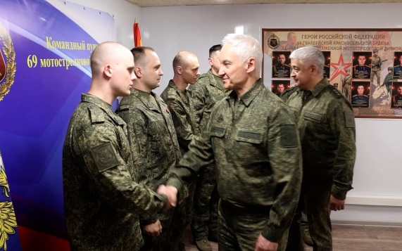 Белоусов проинспектировал группировку "Север" и вручил награды