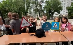 Благовещенским школьникам показали работу автоинспекторов в пришкольном лагере