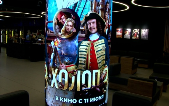Миллиардные сборы и новые кинопремьеры: программа «Индустрия кино» подведёт итоги недели и оценит феноменальный успех фильма "Холоп 3"