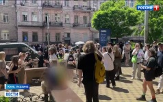 Конфликт на "Площади украинских героев": ЛГБТ-активисты и националисты под воздушной тревогой