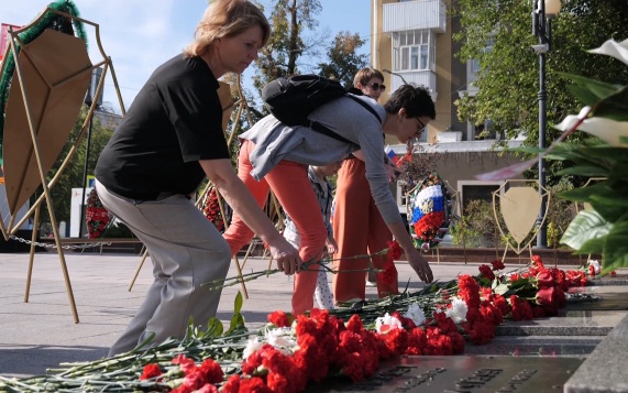 Белгородцы несут цветы и венки к мемориалам и воинским захоронениям
