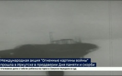 Силуэт самолета Ил-4 выложили из десяти тысяч свечей в память о героях Великой Отечественной войны в Иркутске