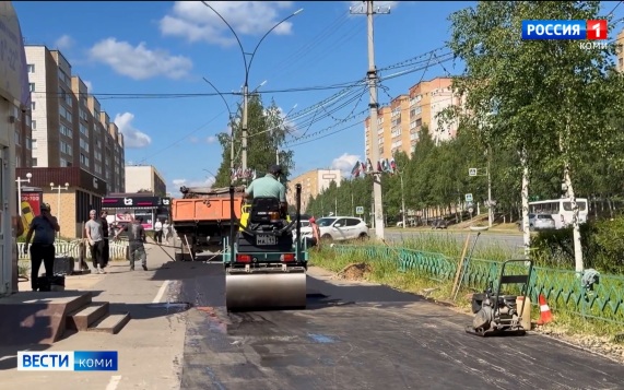 В Ухте восстанавливают тротуар на проспекте Ленина