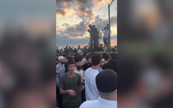 Тысячи людей пришли на похороны спасшего друга восьмилетнего Хизира Дербичева