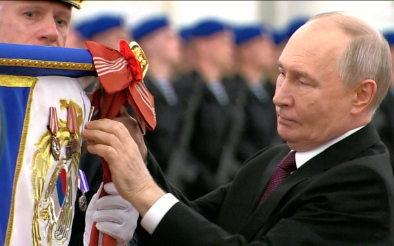 Владимир Путин вручил орден Жукова Президентскому полку ФСО России