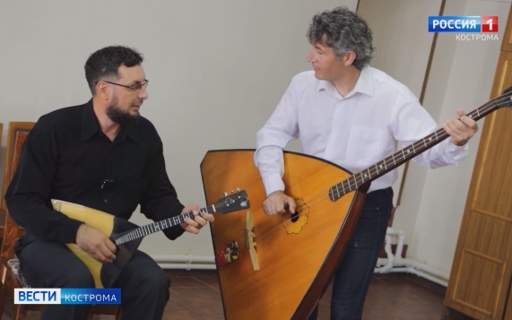 Костромские балалаечники показали, как дать рока на трёх струнах