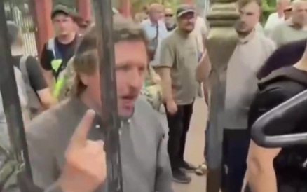 Захватчики одесского храма разорвали молитвенник и сбили с ног священника во время службы