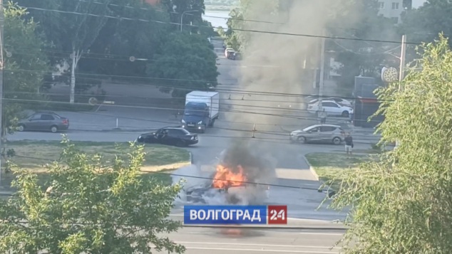 Легковушка сгорела на севере Волгограда