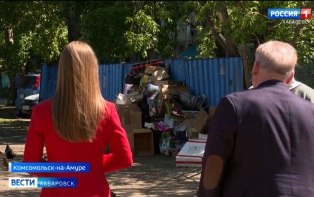 «Мы в правовом вакууме»: в Городе юности провели рейд по дворам, которые тонут в отходах магазинов