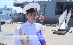 Золото погон сияет на белоснежных кителях выпускников Нахимовского училища во Владивостоке