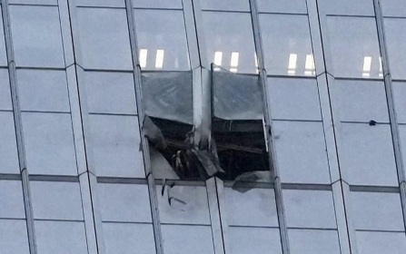 Легкомоторный самолет врезался в самый высокий небоскреб Пекина и разбился при падении
