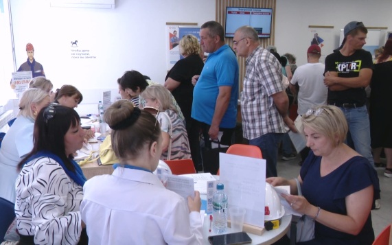 В Губкине прошла Всероссийская ярмарка трудоустройства "Работа России. Время возможностей"