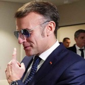 "Они опять взялись за своё!": тёмные очки Макрона вызвали новую шутку