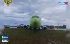Боинг-737 выкатился за пределы полосы в аэропорту Мирного, никто не пострадал