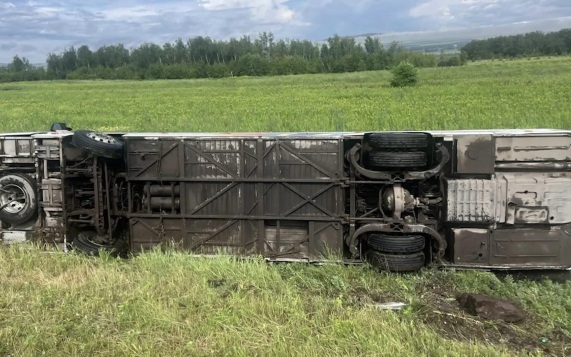 Автобус с 27 детьми опрокинулся в Красноярском крае