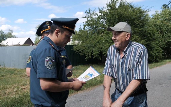 Сотрудники МЧС предупреждают белгородцев об опасности пала сухой травы