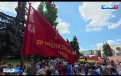 В Курске почтили память героев в Георгиевском сквере у памятника «Скорбящая мать»