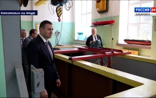 «Пусть наши города цветут»: Дмитрий Демешин проверил ход работ на соцобъектах Комсомольска-на-Амуре