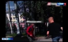 В Курске группа подростков кидалась на людей с кулаками